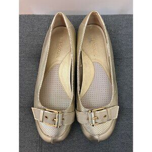 Aerosoles Gold Flats Buckle on Toe Size 6